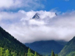 高耸的雪峰衬着巨大的蓝天：震撼心灵的自然奇观